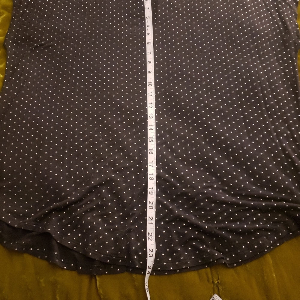 Maurices 24/7 t-shirt Size 2 dark gray with silver dots